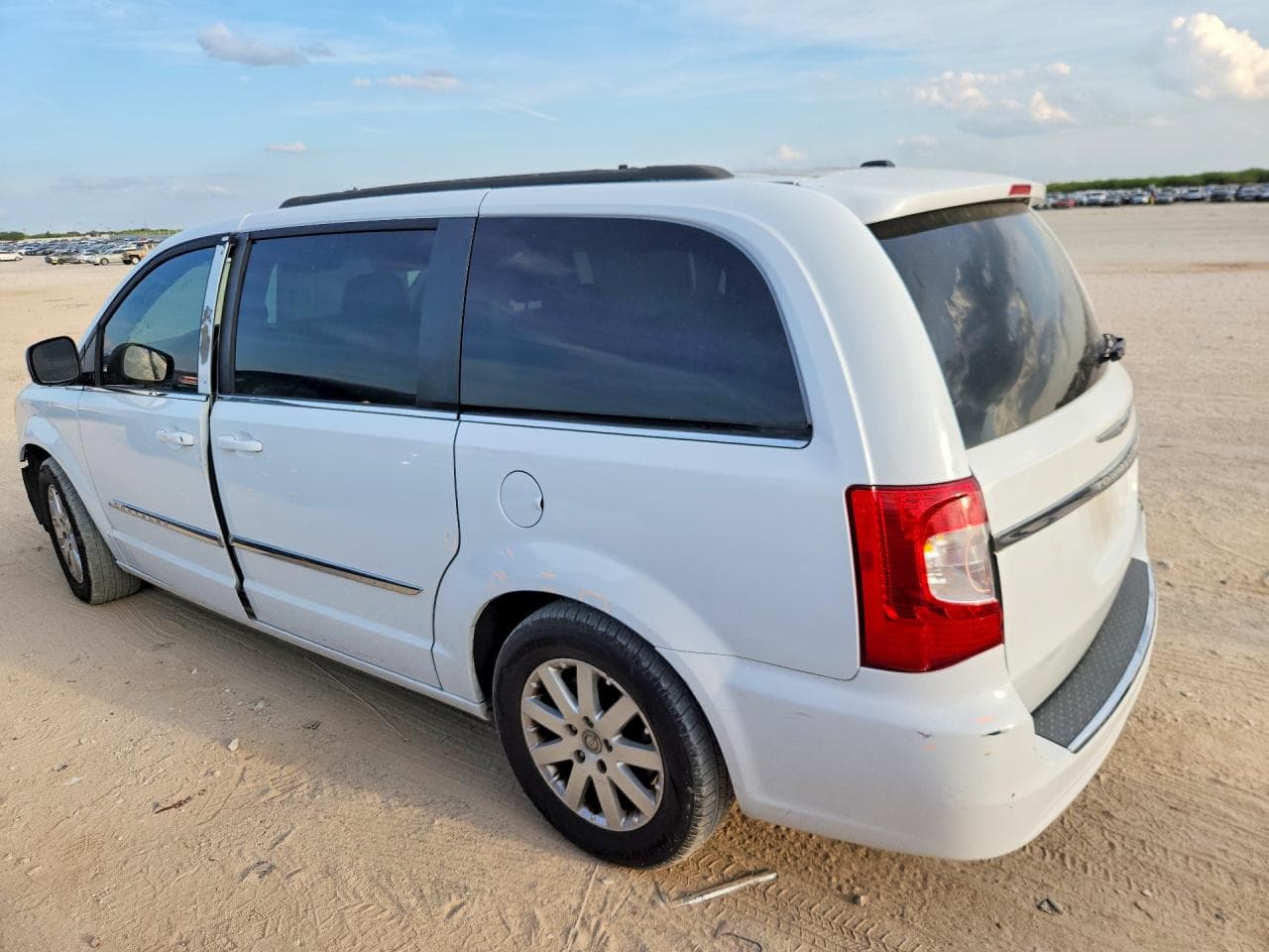 2015 Chrysler Town & Country Touring - foto 2