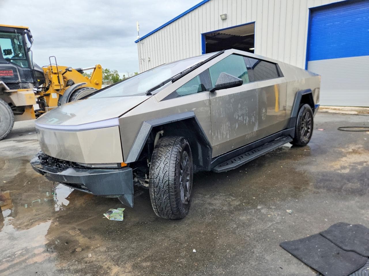 2025 Tesla Cybertruck z USA
