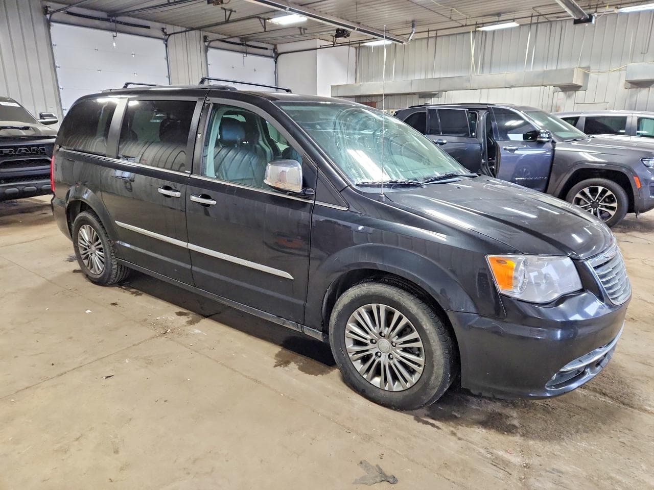 2014 Chrysler Town & Country Touring L - foto 4