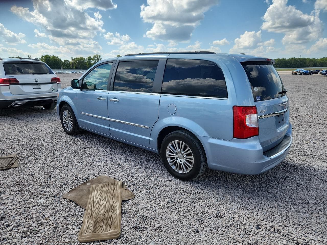2013 Chrysler Town & Country Touring L - foto 2