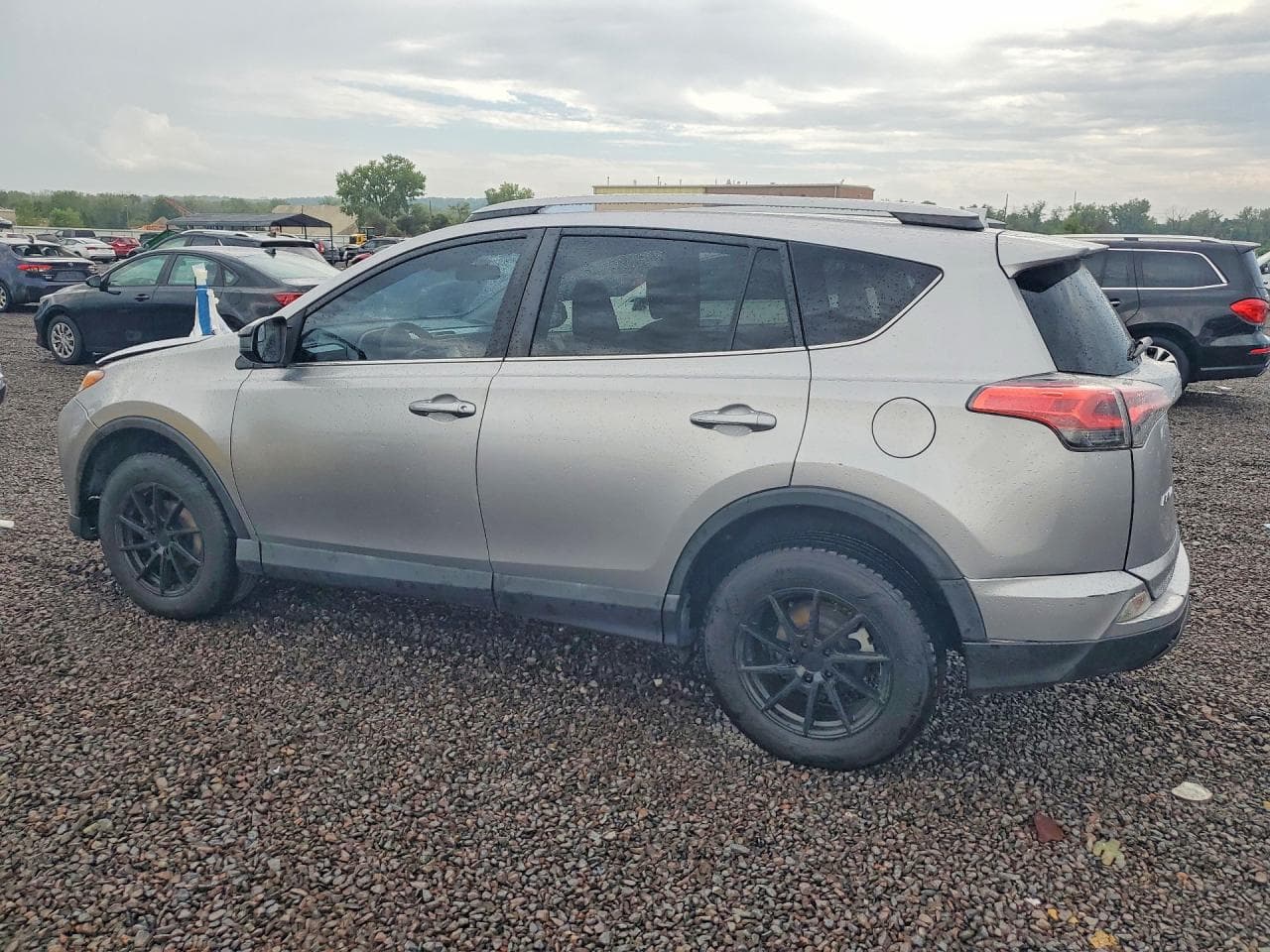 2017 Toyota Rav4 Le - foto 2