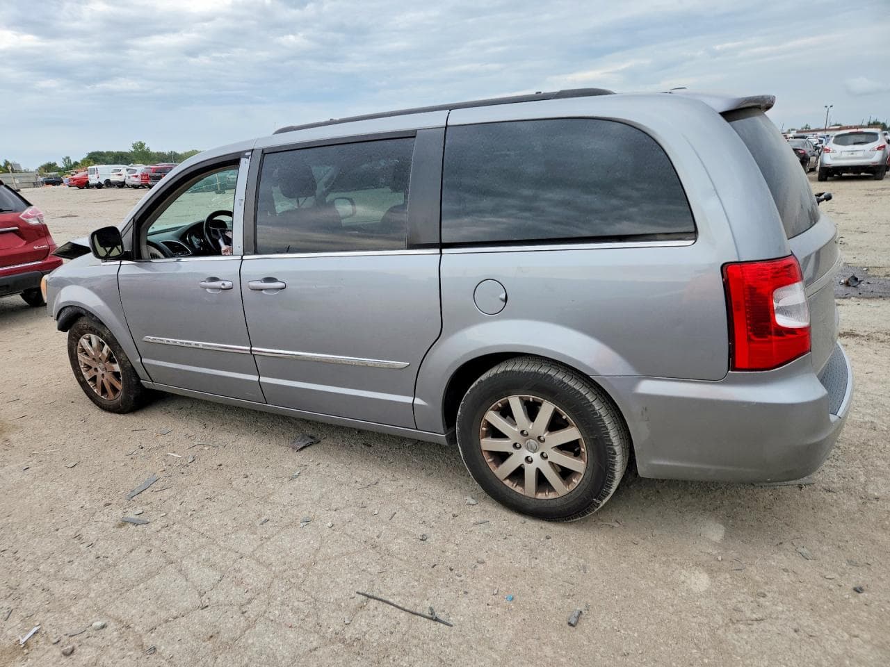 2013 Chrysler Town & Country Touring - foto 2