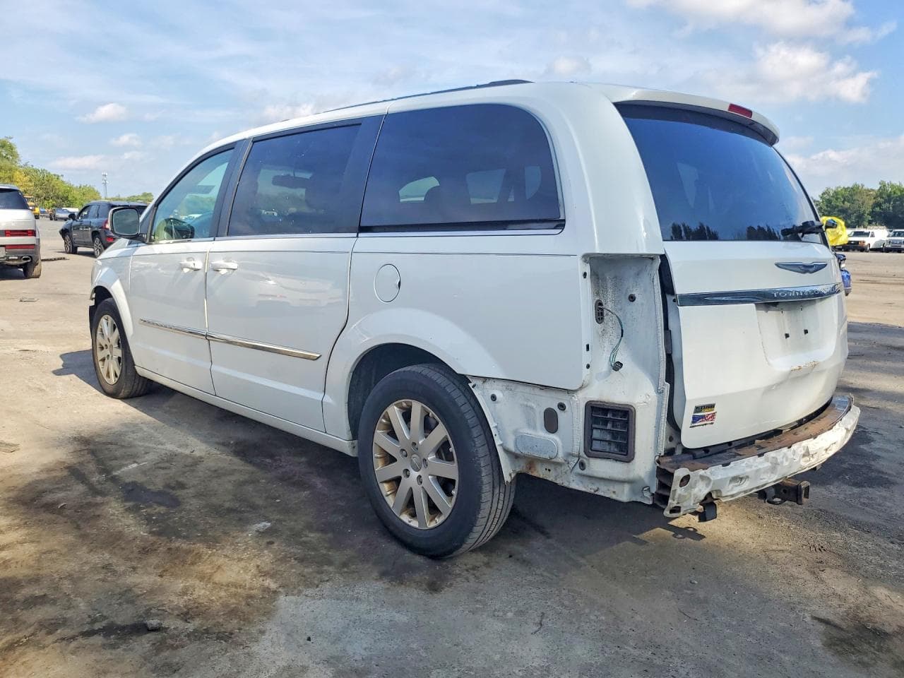 2014 Chrysler Town & Country Touring - foto 2