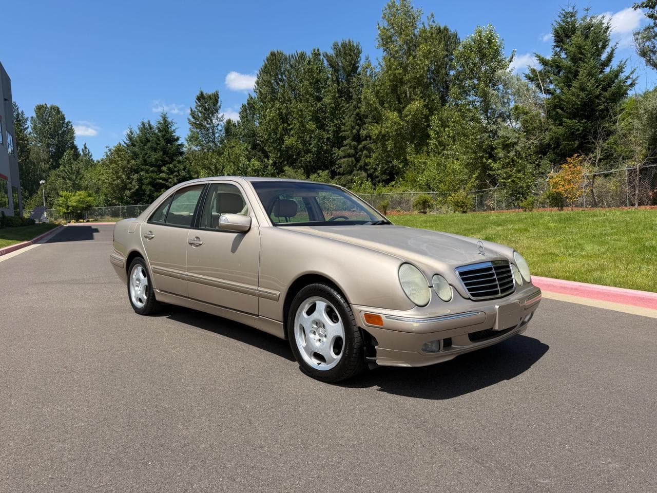 Mercedes-Benz E-klasse 2000 z USA