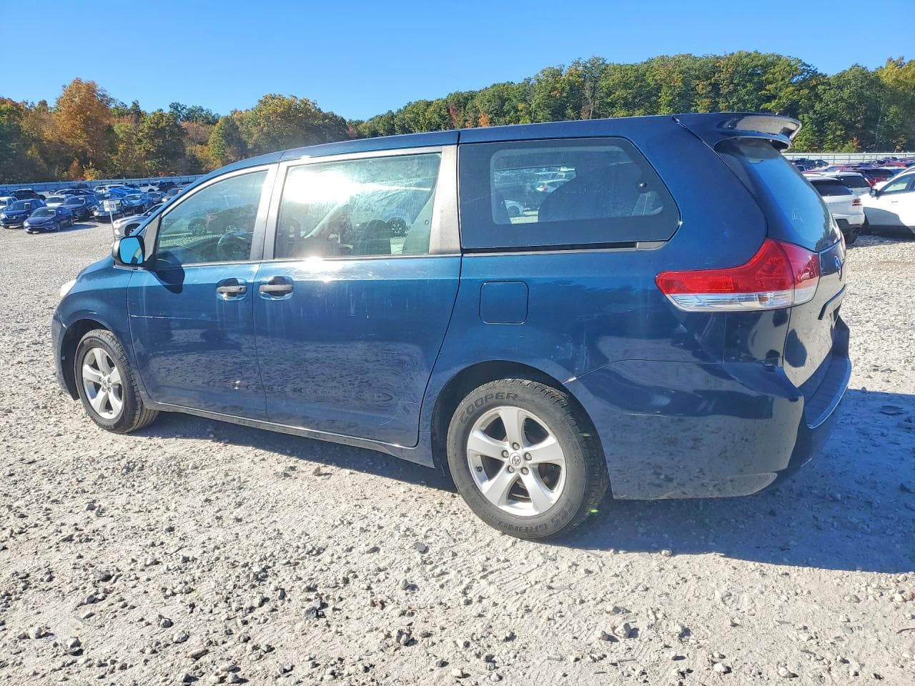 2011 Toyota Sienna Base 7-Passenger - foto 2