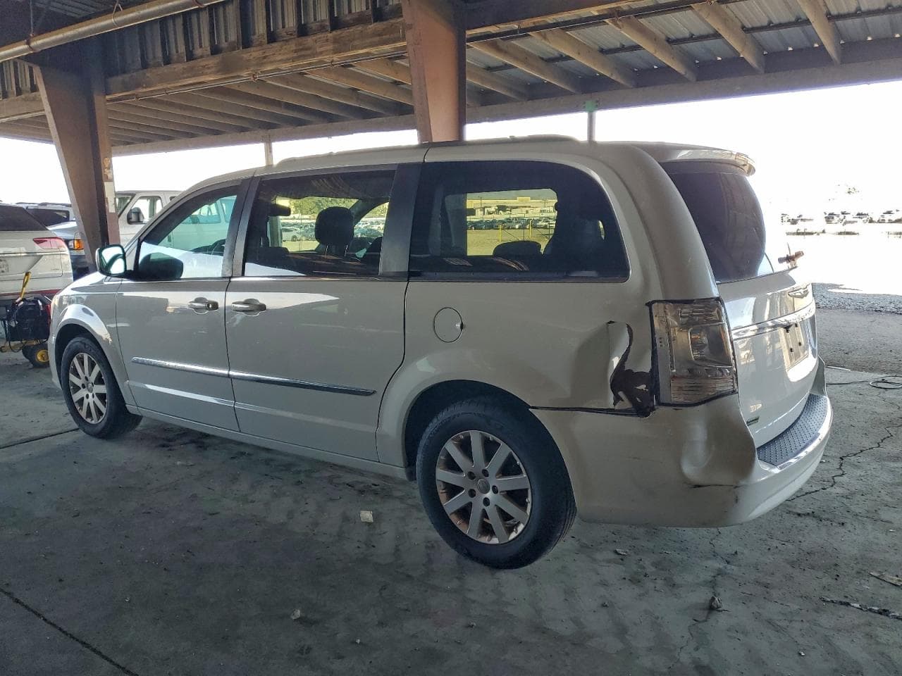 2013 Chrysler Town & Country Touring - foto 2