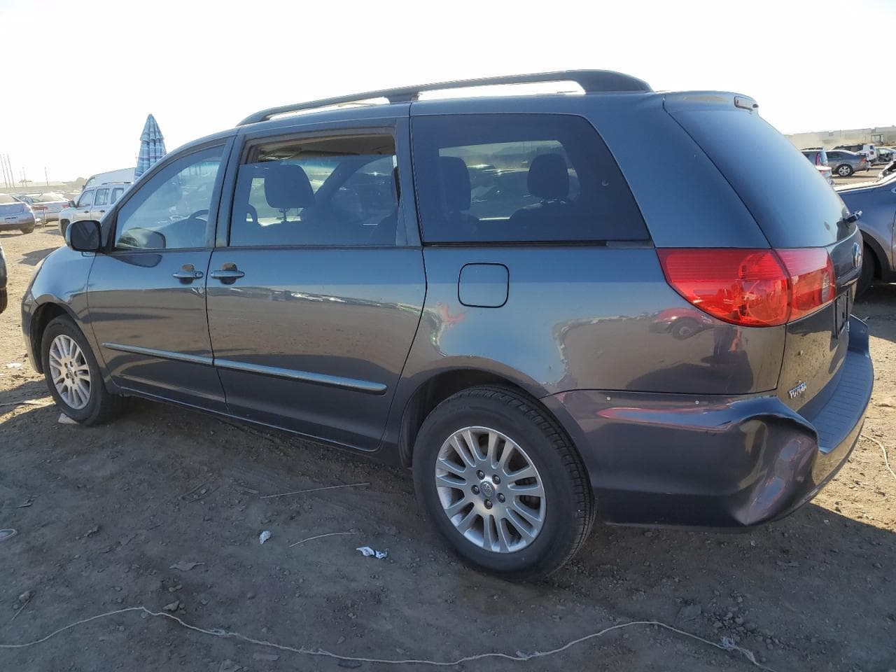 2010 Toyota Sienna Le - foto 2