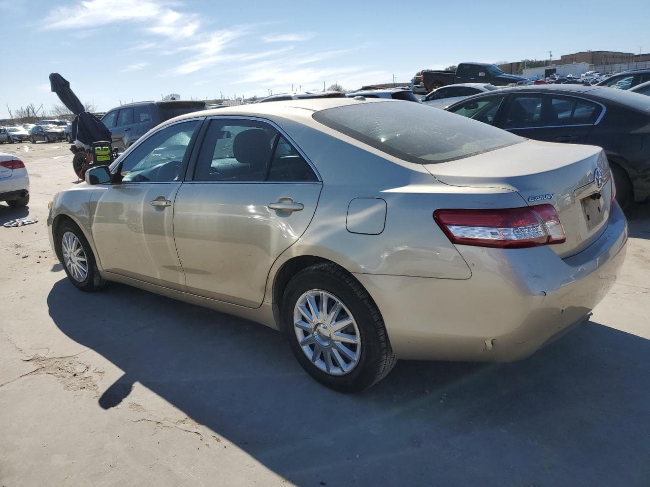 2010 Toyota Camry Le - foto 2