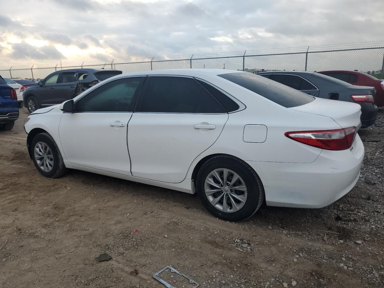 2017 Toyota Camry Le - foto 2
