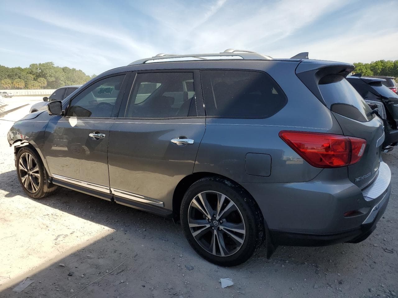 2019 Nissan Pathfinder Platinum - foto 2