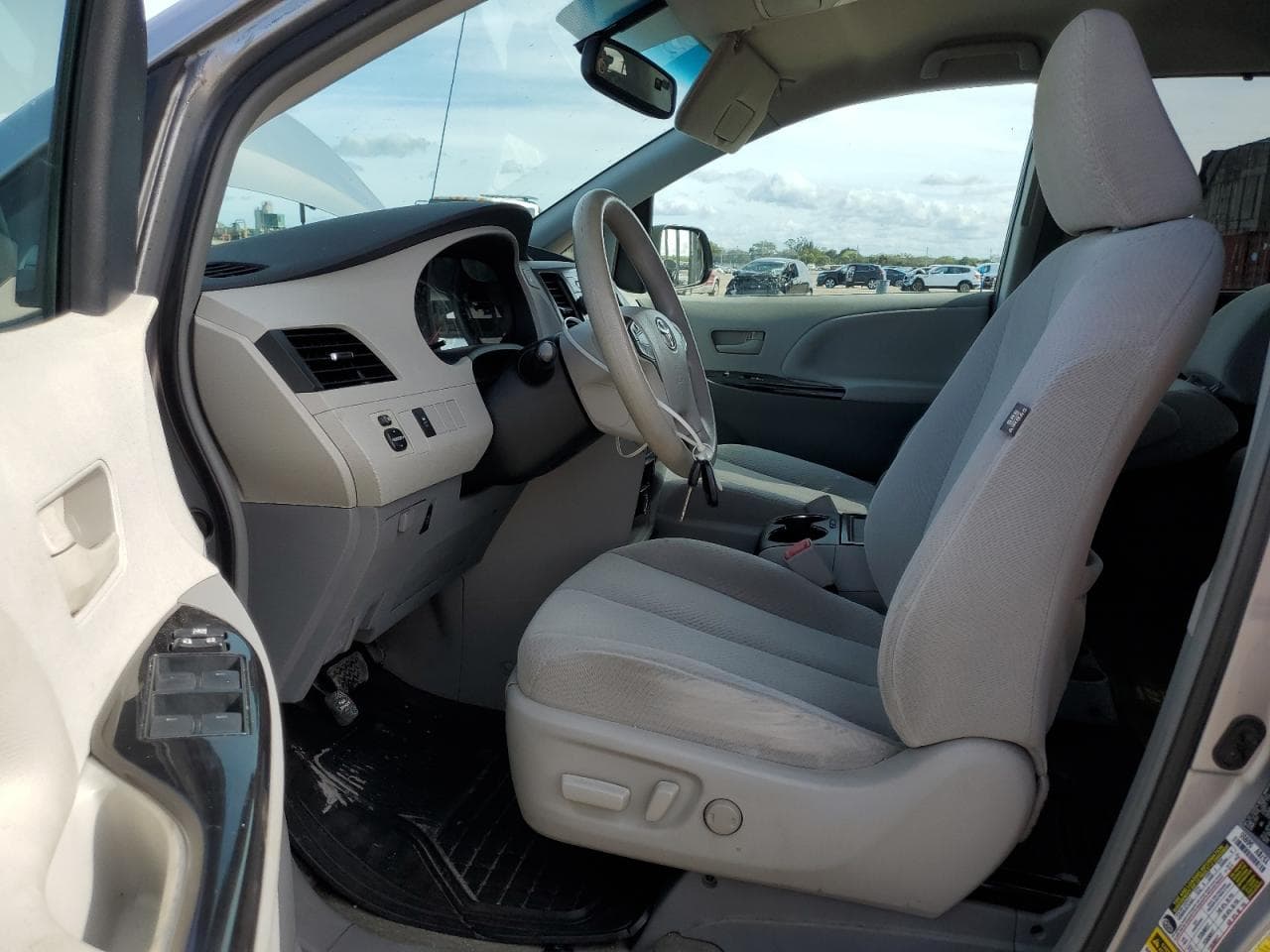 2013 Toyota Sienna Le - foto 4